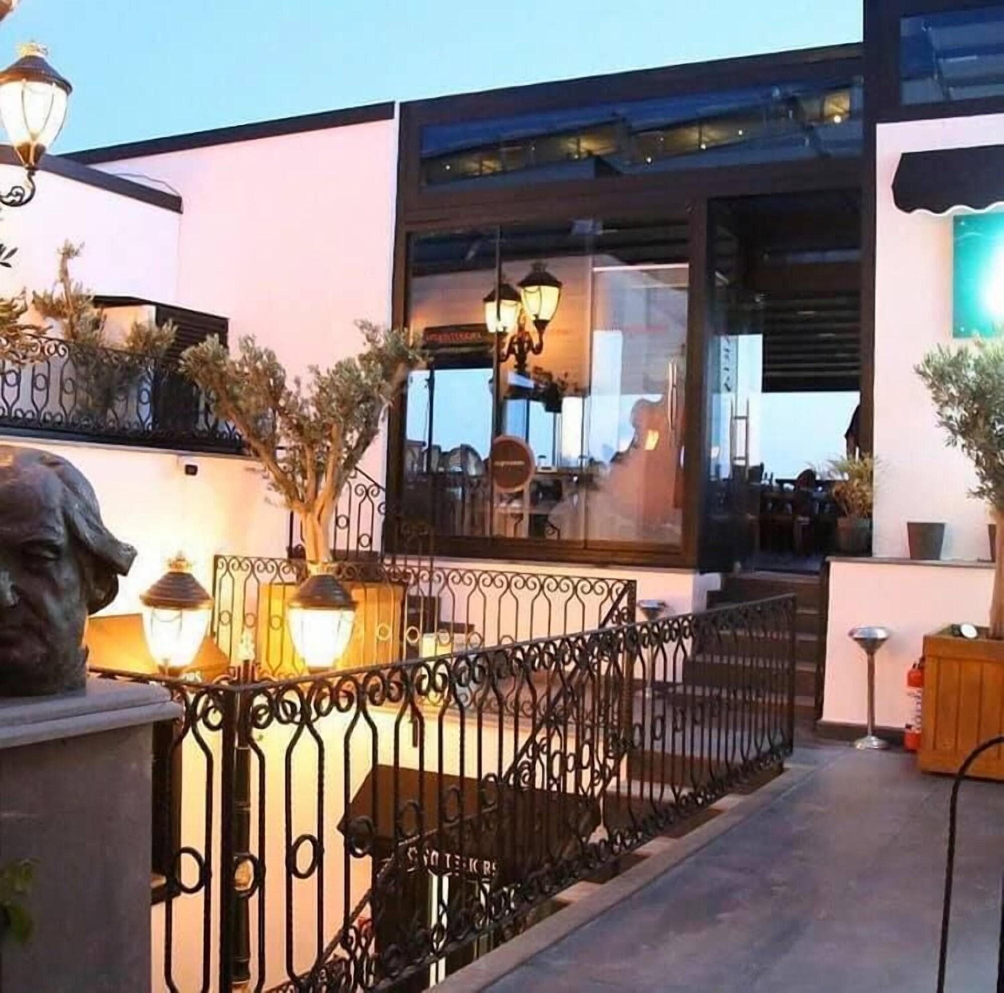 Art & Interiors Boutique Hotel — 10